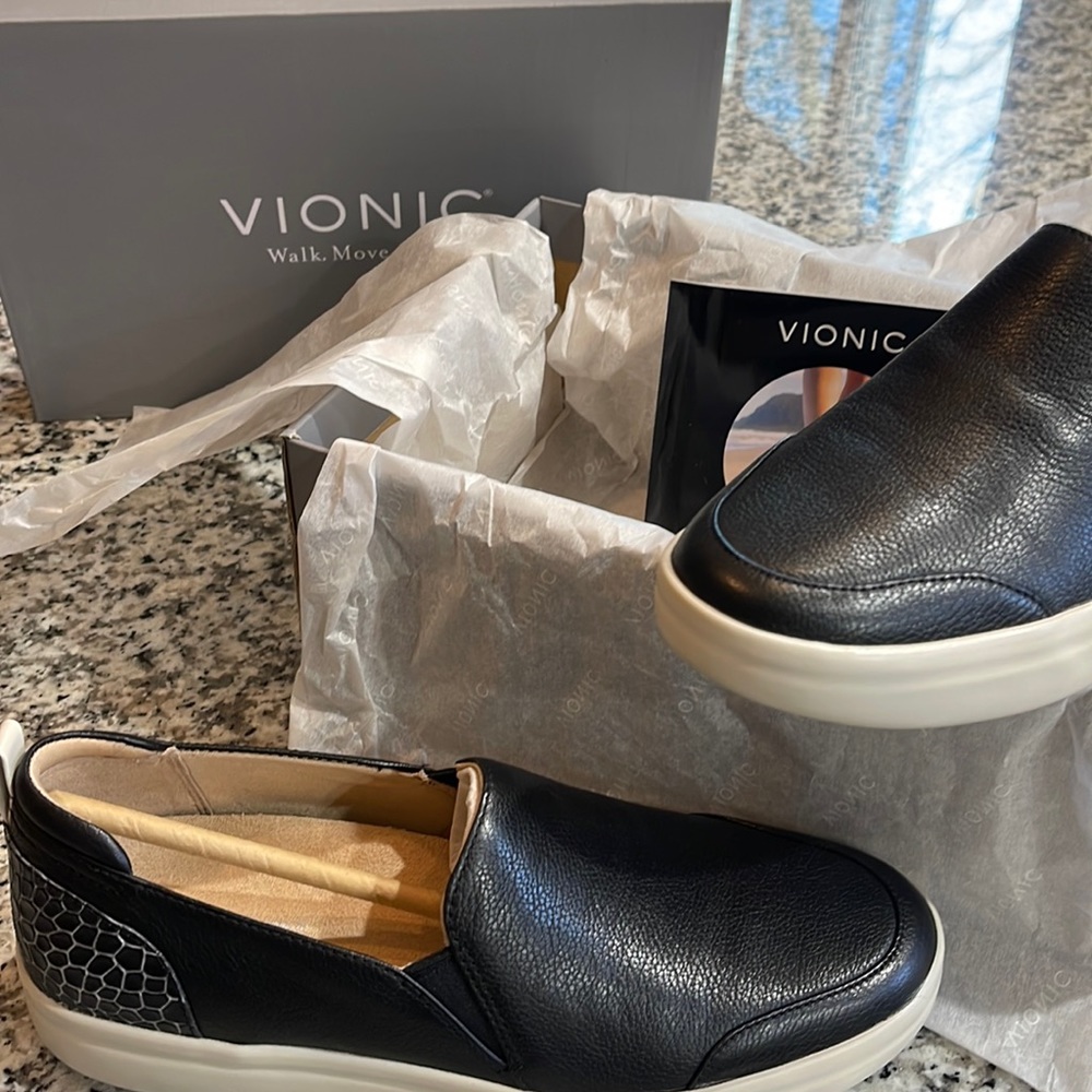 Womens Size 7 Vionic Aura Penelope Crocodile (black & white)